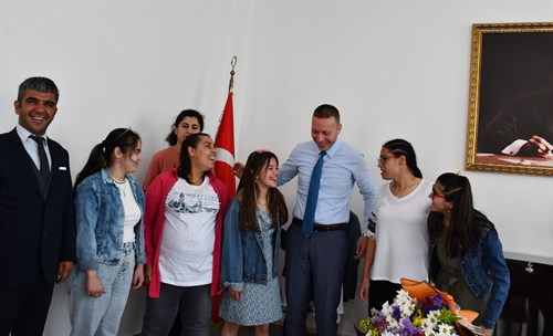  MİLAS M. ÖNOL KARADEVECİ BAKIM  VE REHABİLİTASYON MERKEZİ'NDE KALAN ÖZEL GEREKSİNİMLİ BİREYLERDEN KAYMAKAM BÖKE'YE ZİYARET  